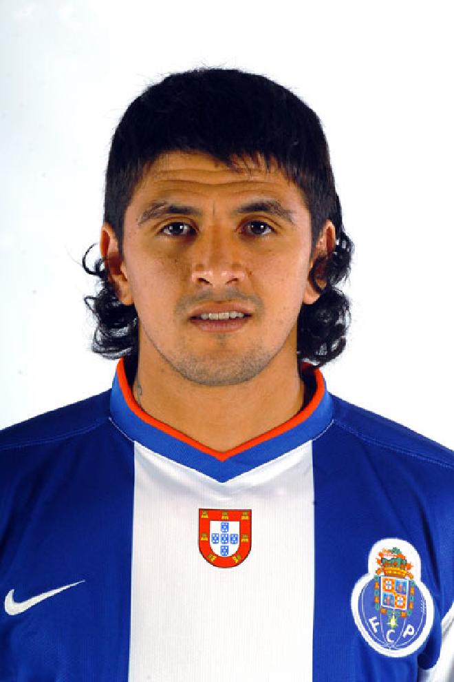 Lucho González - Copyright by UEFA 1998-2007.
