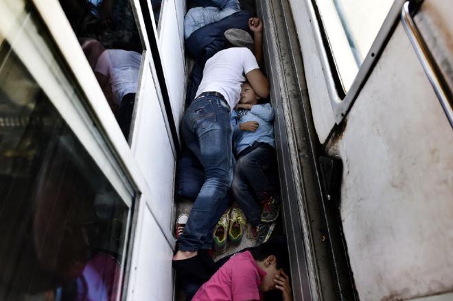 Um comboio com viajando da Macedónia para Sérvia com refugiados Sírios a dormir no chão.